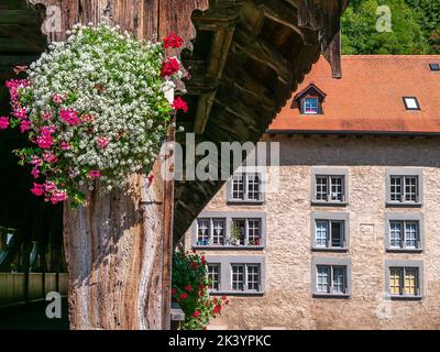 Detail einer alten Holzbrücke über die Saane in Freiburg, Schweiz Stockfoto