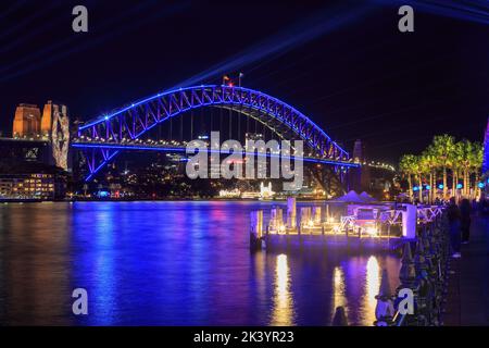 Sydney, Australien. Die Sydney Harbour Bridge wurde während des jährlichen „Vivid Sydney“-Lichtfestivals farbenfroh beleuchtet Stockfoto