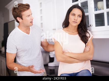 Es ist nicht alles Mondlicht und Rosen ... Ein junges Paar, das in ihrem Haus kämpft. Stockfoto