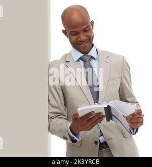 Weisheit zwischen den Seiten finden. Ein afroamerikanischer Geschäftsmann, der durch ein Buch blättet - isoliert. Stockfoto