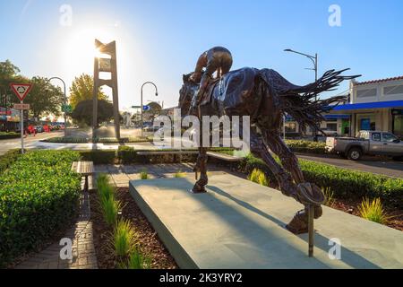 Eine Statue eines Pferdes und Jockeys aus recyceltem Altmetall auf der Hauptstraße von Matamata, Neuseeland Stockfoto