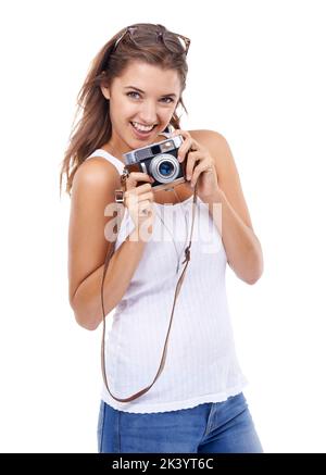 Leben durch Fotografie. Studioportrait einer jungen Frau mit einer Vintage-Kamera. Stockfoto