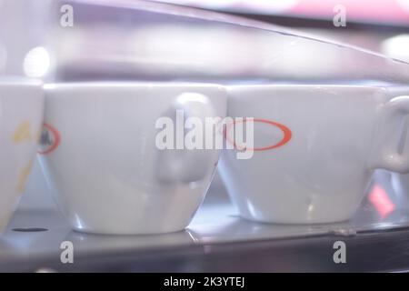Zwei Kaffeetassen aus Porzellan Stockfoto
