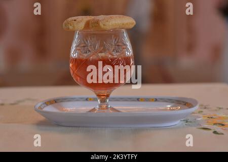 Ein Glas Wein mit einem Snack darauf Stockfoto