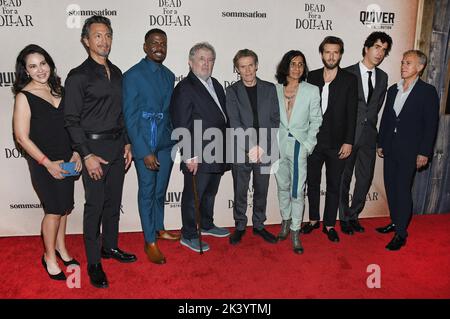 Los Angeles, USA. 28. September 2022. (L-R) TOT FÜR Einen DOLLAR Cast & Crew - Diane Villegas, Benjamin Bratt, Warren Burke, Director Walter Hill, Willem Dafoe, Luis Chavez, Guy Burnett, Hamish Linklater und Christoph Waltz bei den TOTEN FÜR Eine DOLLAR-Premiere, die am Mittwoch, dem 28. September 2022, im DGA in Los Angeles, CA, stattfand. (Foto: Sthanlee B. Mirador/Sipa USA) Quelle: SIPA USA/Alamy Live News Stockfoto