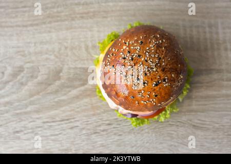 Blick von oben BBQ Burger Holzhintergrund Stockfoto