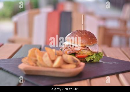 Burger-Menü auf dem Fastfood-Tisch Stockfoto