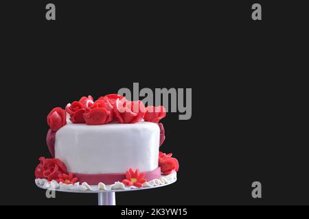 Ein kleiner hässlicher Kuchen mit roten Marzipanrosen Stockfoto