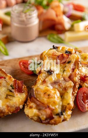 Hausgemachte warme Sandwiches mit Käse und Wurst, Frühstücksmenü Stockfoto