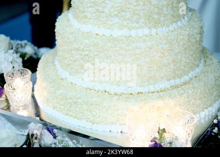 Kuchen mit Milch, Schlagsahne und weißen Schokoladenflocken Stockfoto