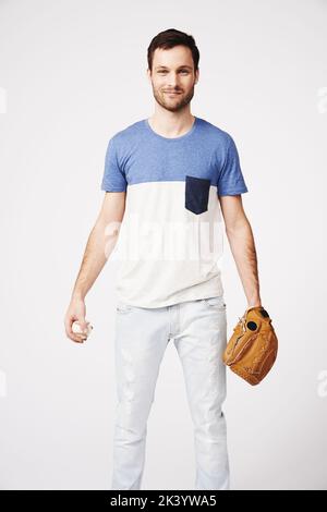 Er liebt Baseballspiele. Porträt eines jungen Mannes in Baseballkleidung. Stockfoto
