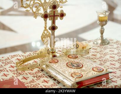 Orthodoxes Buch und Kronen für die rumänische Hochzeitszeremonie in der Kirche Stockfoto