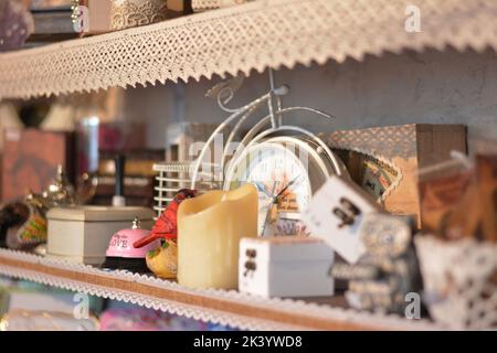 Uhr, Kerze und Schmuckstücke im Haushaltswarenladen. Stockfoto