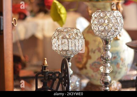 Zwei Kerzenständer mit Edelsteinen im Regal eines Ladens. Stockfoto