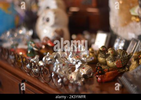 Elefantenstatue, trinket als Dekorationsoobjekt auf flachem Hintergrund. Stockfoto