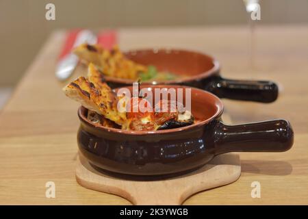 Gebratene Auberginen und Focaccia, eine Art italienisches Brot. Stockfoto