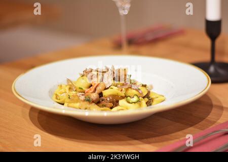 Tortellini-Pasta mit Schweinefleisch und dehydriertem Gemüse. Stockfoto