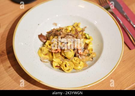 Tortellini Pasta mit Schweinefleisch und Gemüse. Stockfoto