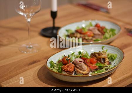 Bruschettas mit Leberpastete, Tomaten und sautierten Pilzen. Stockfoto