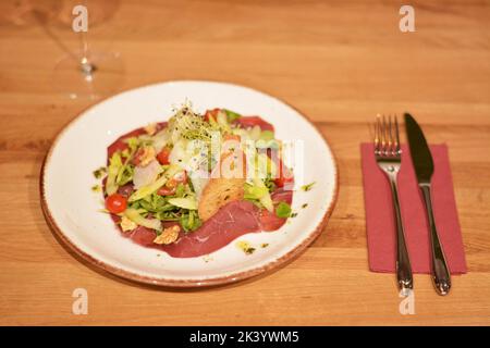 Prosciutto mit frischem Gemüse. Stockfoto