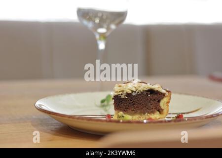 Kakaotarte und Mandelflocken darauf. Stockfoto