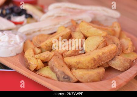 Köstliche Ränder Kartoffeln in goldener Kruste. Stockfoto