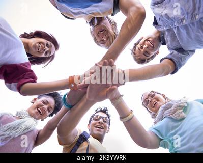 Waren in diesem zusammen. Porträt einer Gruppe von Studenten, die ihre Hände in einen Kreis legen. Stockfoto