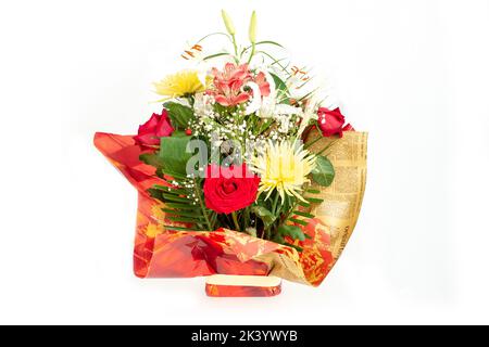 Schönes Bouquet von Gerbera, Nelken und anderen Blumen in roter Verpackung isoliert auf weißem Hintergrund Stockfoto