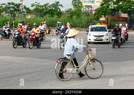 Vietnamesische Dame mit konischem Bambushut, mit Fahrrad, Hai Phong, Vietnam Stockfoto