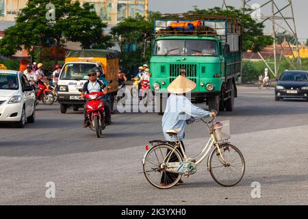 Vietnamesische Dame mit konischem Bambushut, mit Fahrrad, Hai Phong, Vietnam Stockfoto