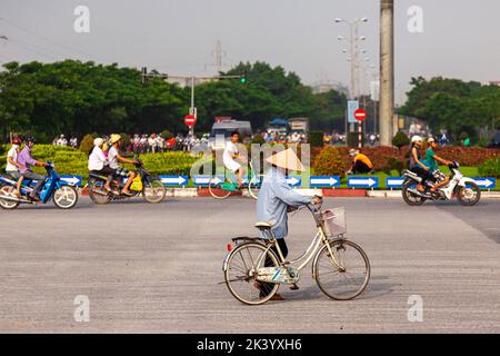 Vietnamesische Dame mit konischem Bambushut, mit Fahrrad, Hai Phong, Vietnam Stockfoto