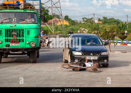 Unfall zwischen Autofahrer und Fahrradfahrer an der Kreuzung, Hai Phong, Vietnam Stockfoto