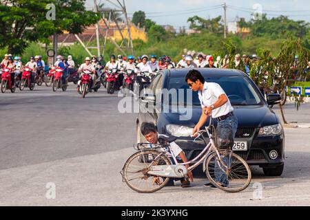 Unfall zwischen Autofahrer und Fahrradfahrer an der Kreuzung, Hai Phong, Vietnam Stockfoto