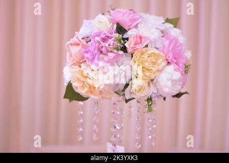 Bunte Blumen in einer Glasvase Stockfoto