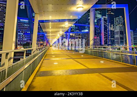 Brisbane, Australien - die Kurilpa-Brücke ist nachts beleuchtet Stockfoto