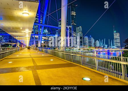 Brisbane, Australien - die Kurilpa-Brücke ist nachts beleuchtet Stockfoto