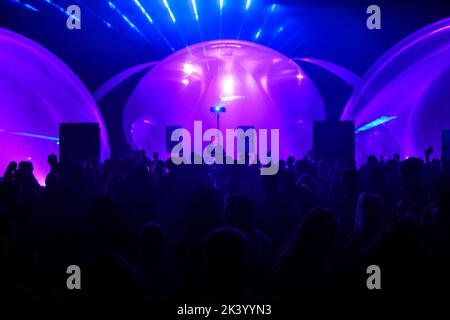 Ein männlicher DJ mischt Musik im Nachtclub Stockfoto