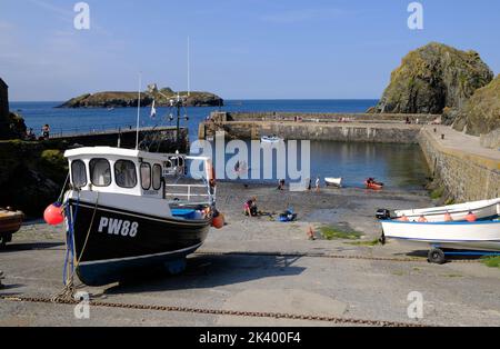 Mullion Cove, Cornwall an einem ruhigen Tag im Spätsommer. Die Bucht wird von Fischern und zur Erholung genutzt. Stockfoto