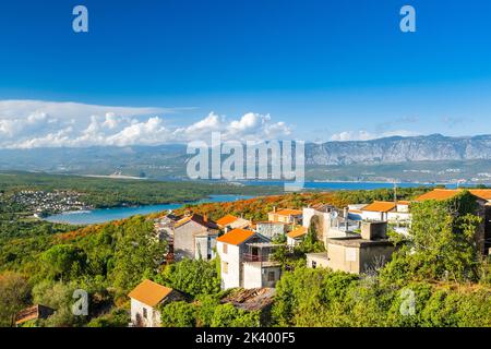 Panoramablick auf die Stadt Dobrinj auf der Insel Krk in Kroatien Stockfoto