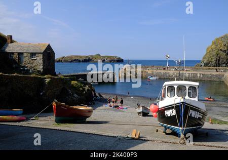 Mullion Cove, Cornwall an einem ruhigen Tag im Spätsommer. Die Bucht wird von Fischern und zur Erholung genutzt. Stockfoto