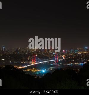 Blick auf Istanbul. Bosporus oder 15.. Juli Martyrs' Bridge in der Nacht. Istanbul quadratisches Format Hintergrundbild. Stockfoto