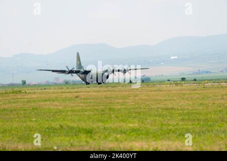 Militärhubschrauber landet auf dem Boden Stockfoto