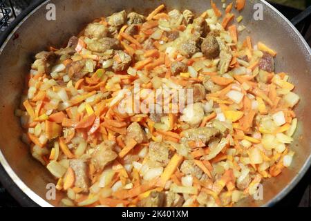 Kochen Zirvak mit Lamm in einem Kessel auf Feuer für Pilaf Stockfoto