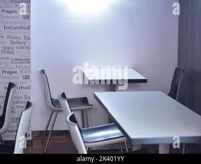 Tische und Stühle aus einem Fast-Food-Restaurant. Stockfoto