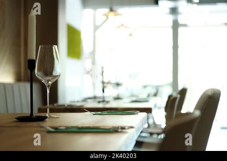 Im modernen Restaurant mit Weingläsern am Tisch. Stockfoto