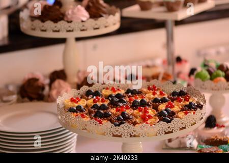 Kakao- und Vanillecreme-Minitörtchen mit Preiselbeeren und roter Stachelbeere Stockfoto