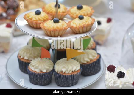 Vanillecreme-Muffins und Torten Stockfoto