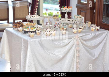 Varieté auf dem Festtisch. Wunderbare Gerichte mit Beeren. Schöne und leckere Süßigkeitenbar für Gäste Stockfoto