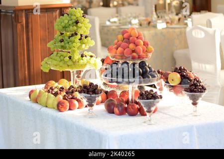 Obstschale mit Trauben, Aprikosen, Nektarinen, Pflaumen, Birnen, Kirschen Stockfoto