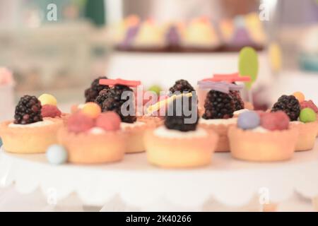 Brombeeren Mini-Torten Stockfoto